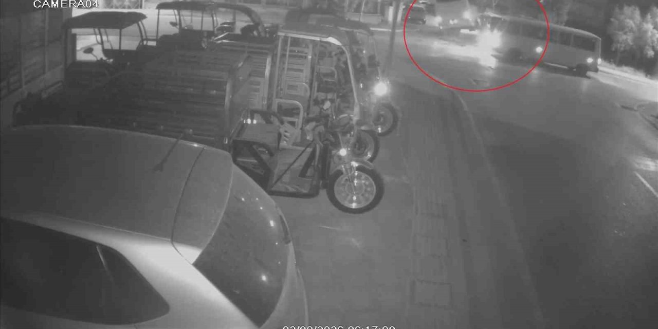 Kaza Yapan Otel Servisi, Park Halindeki Araçların Üzerine Devrildi