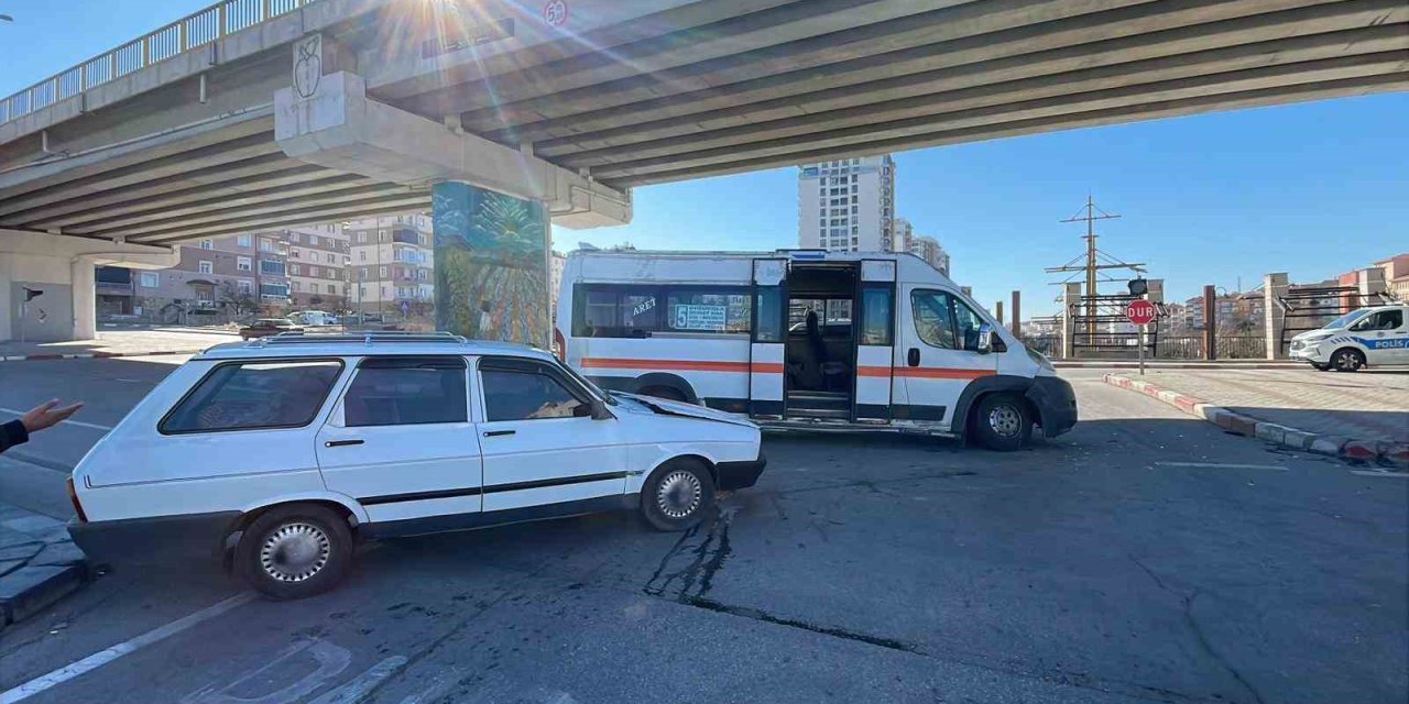 Karaman’da Yolcu Minibüsü İle Otomobil Çarpıştı: 2 Yaralı