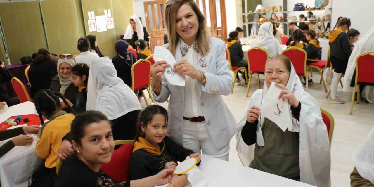 Nineler Ve Torunları Mendil Geleneğinde Buluştu: Ellerini Öptükleri Ninelerinin Sardığı Mendillerden Hediyelerini Aldılar