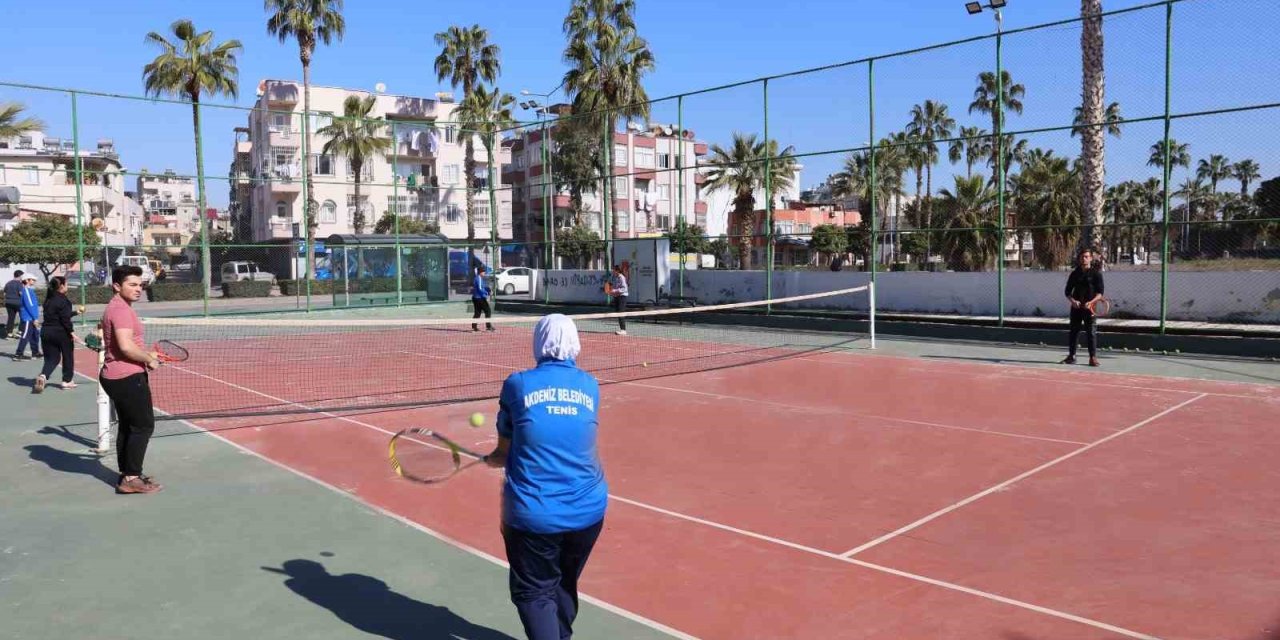 Akdeniz Belediyesinin Tenis Kursu Genç Yetenekleri Yetiştiriyor