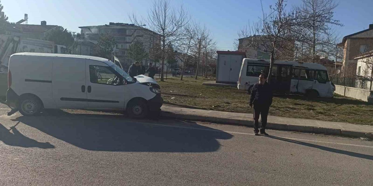 Öğrenci Servisi İle Hafif Ticari Araç Çarpıştı: 2 Yaralı