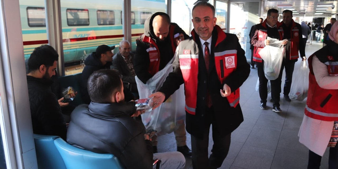 Konya’da İftar Vaktine Yolda Yakalananlara İftarlık İkram Edildi