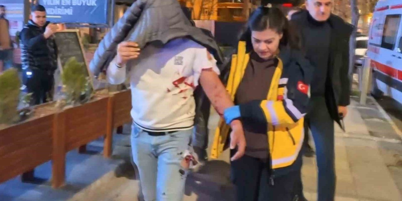 Kafedeki Tartışma Bıçaklı Kavgaya Dönüştü: 1 Yaralı