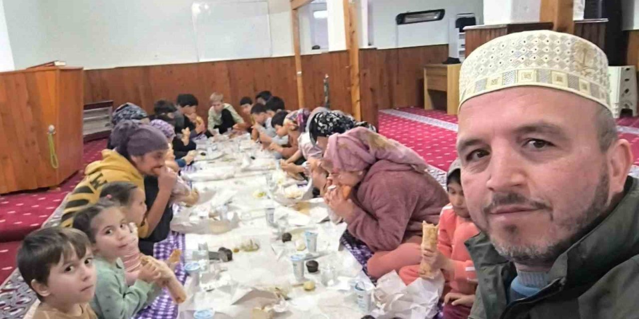 Silifke’de Çocuklar İftarını Camide Açtı