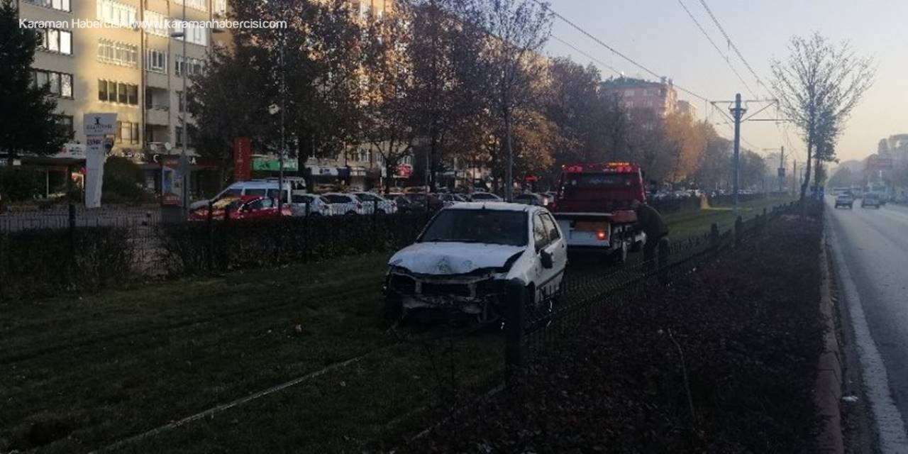 Direksiyon Hakimiyeti Kaybolan Otomobil Tramvay Yoluna Girdi