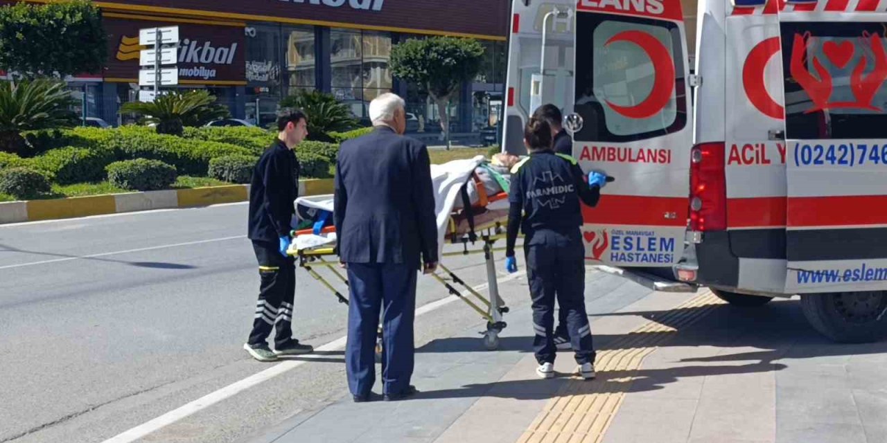 Otomobil Kaldırım Taşına Çarptı: 1 Yaralı