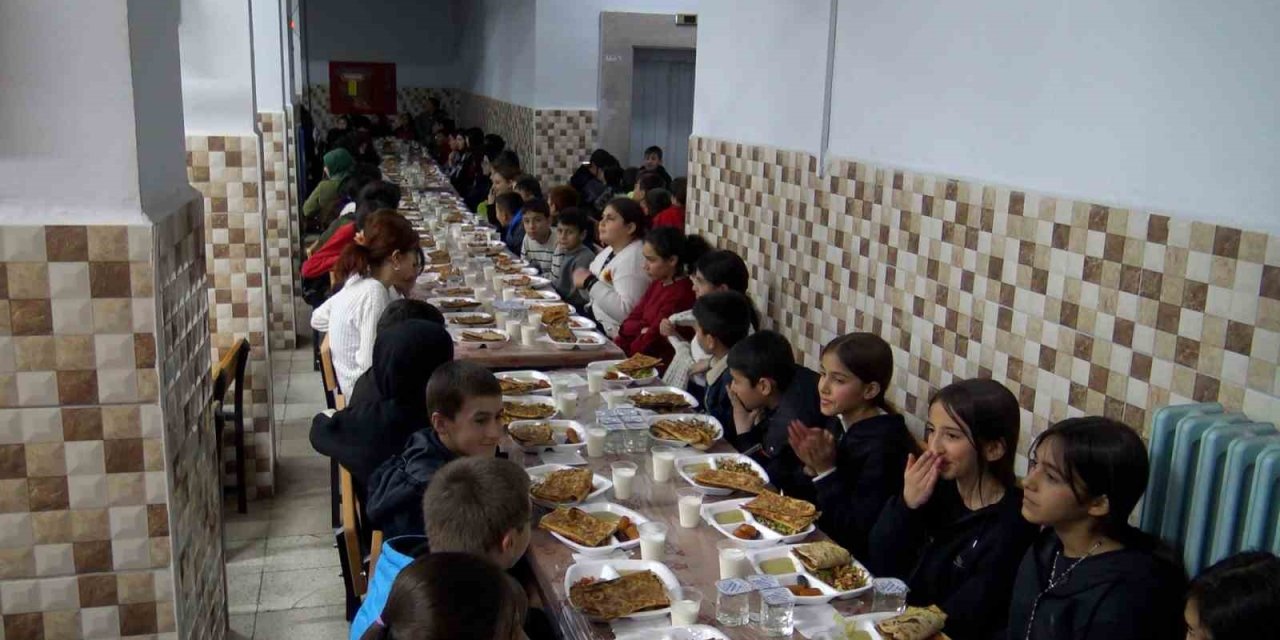 Öğretmen-veli Dayanışmasıyla Köy Okulunda Öğrencilere Restoran Tadında İftar Yemeği