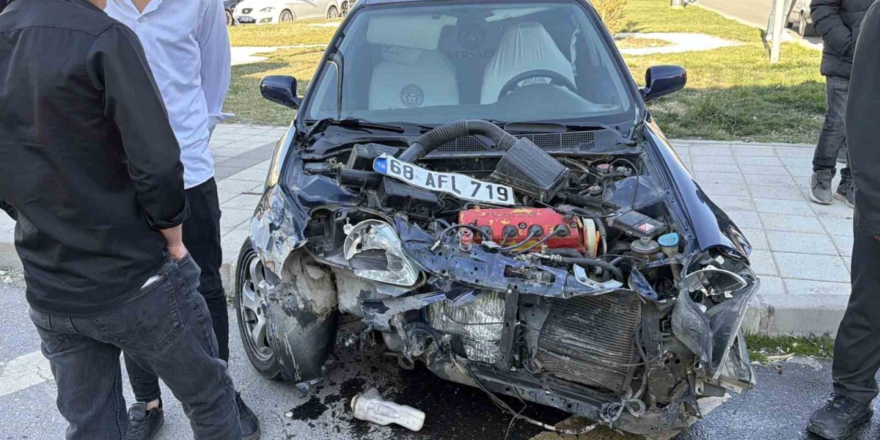 Aksaray’da İki Otomobil Çarpıştı: 2 Yaralı