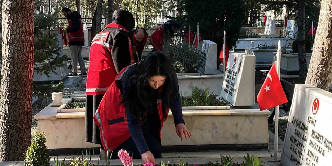 Şehitliklerde Temizlik Ve Bakım Çalışmaları Başlatıldı