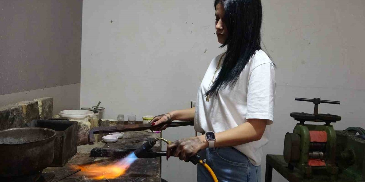 Ojeli Tırnaklarıyla Erkek Egemen Meslekte Usta Oldu