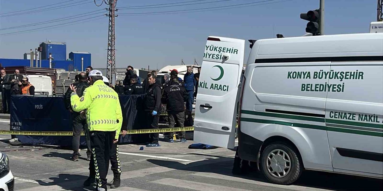 Kırmızı Işıkta Bekleyen Hafif Ticari Araca Motosiklet Çarptı: 1 Ölü
