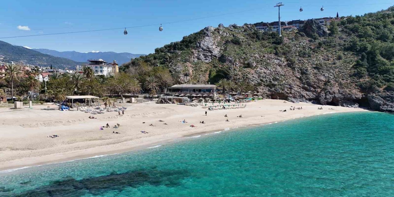 Alanya’da Mart Ayı Ortasında Yaz Görüntüleri: Hava Sıcaklığı 20 Dereceye Çıkınca Deniz Ve Güneşin Tadını Çıkardılar