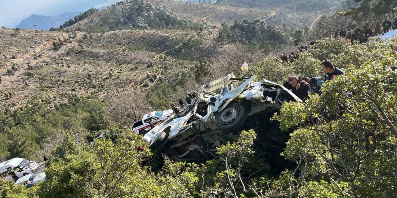 Mersin’de İşçi Servisi Uçuruma Yuvarlandı: 3 Ölü 11 Yaralı