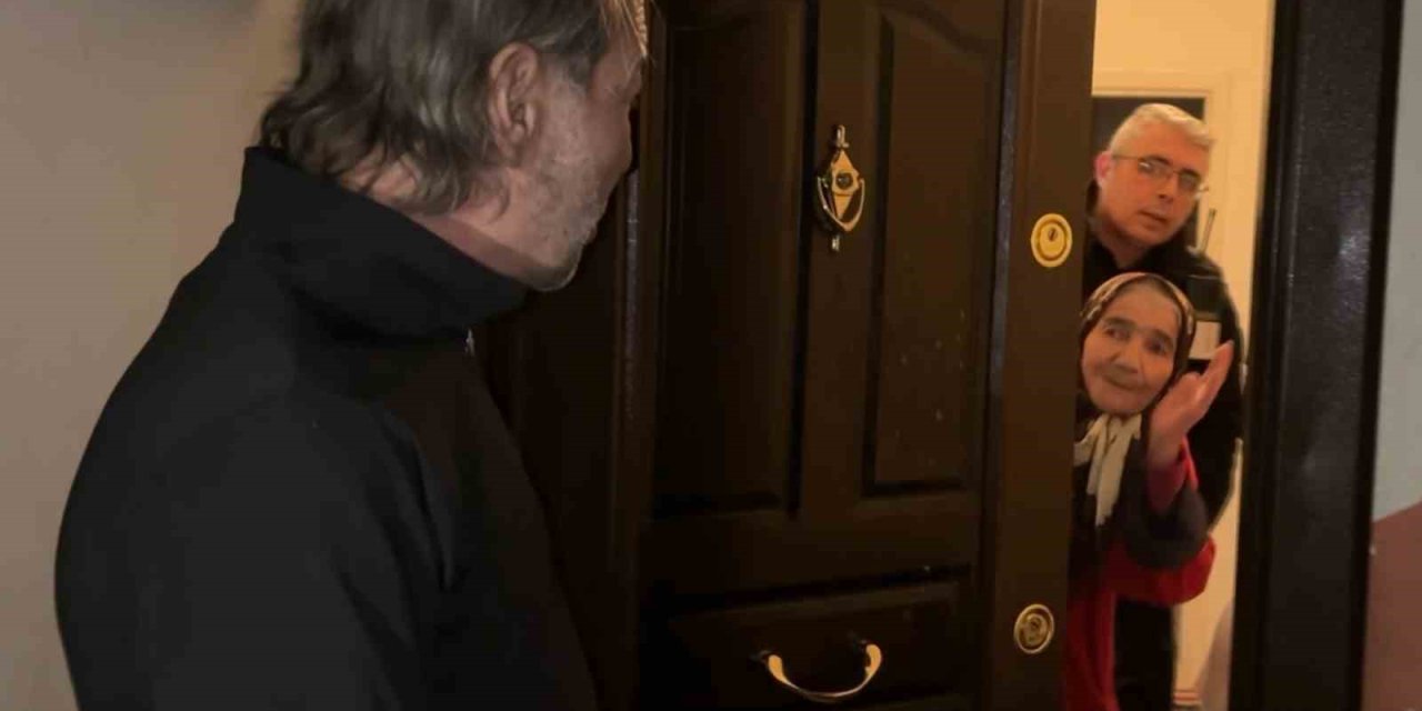 Alzheimer Anne Oğlunu Unuttu, Sokakta Kalan Oğlu İçin Ekipler Seferber Oldu