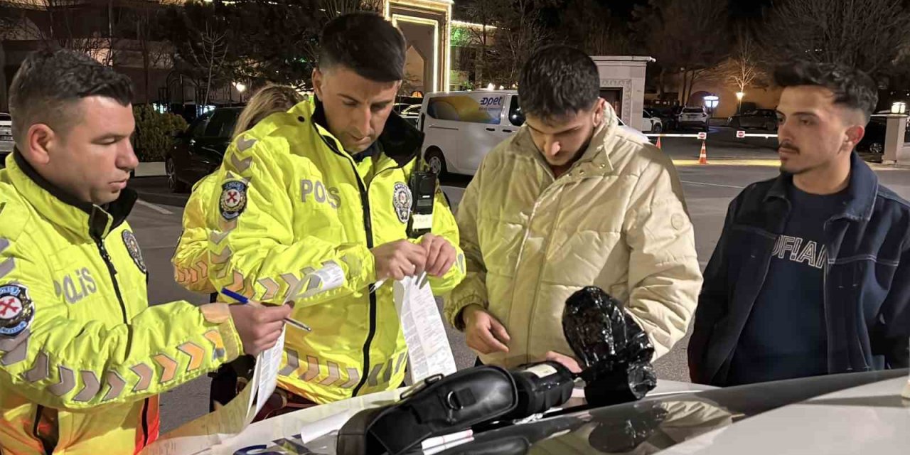 Egzoz Patlatırken Polise Yakalandı, 19 Bin 710 Lira Ceza Yiyip Arabasından Oldu