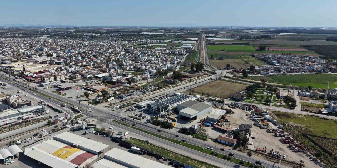 Tarsus’ta Çiftçileri Sevindiren Yol Çalışması