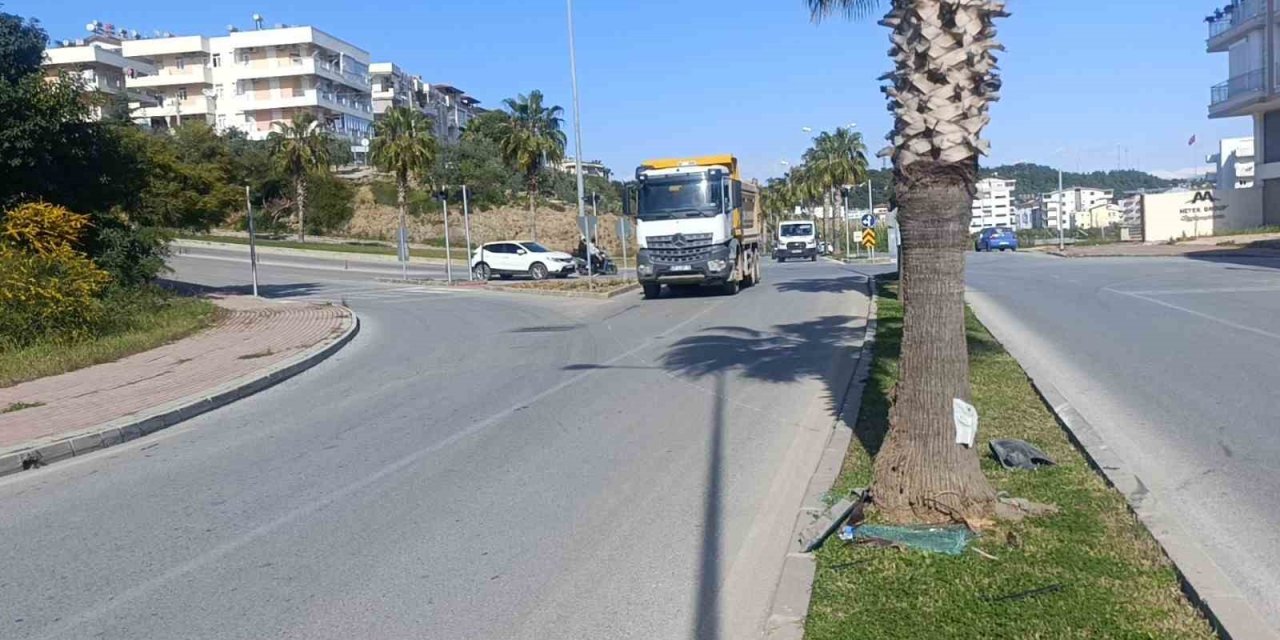 Kazaya Karışan Otomobilin Palmiyeye Çarpma Anı Kamerada