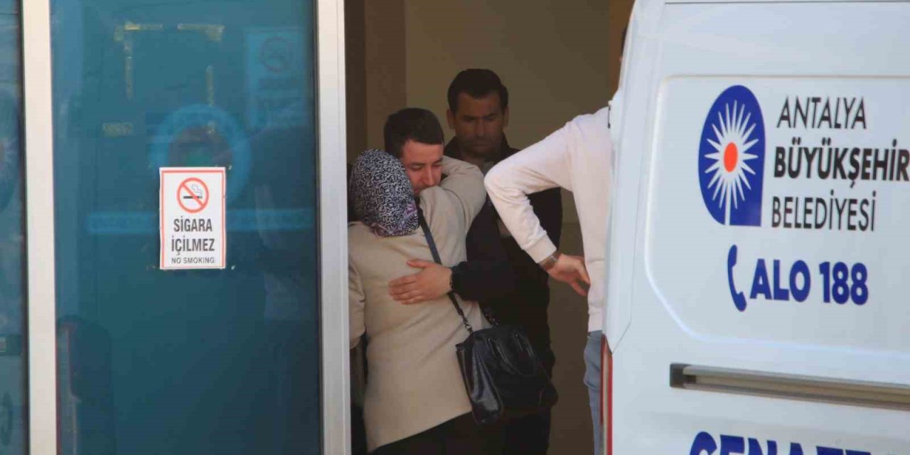 Antalya’da Bariyerlere Çarpan Motosikletli Hayatını Kaybetti