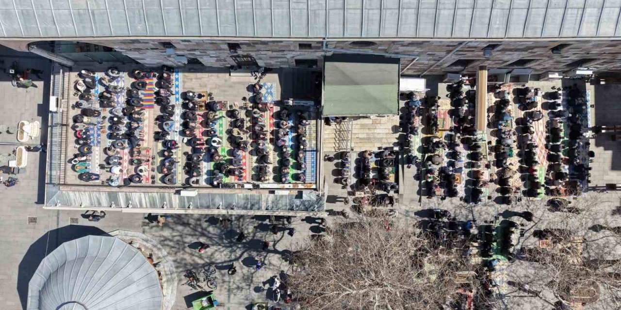 Konya’da Ramazan Ayının Son Cuma Namazı Kılındı