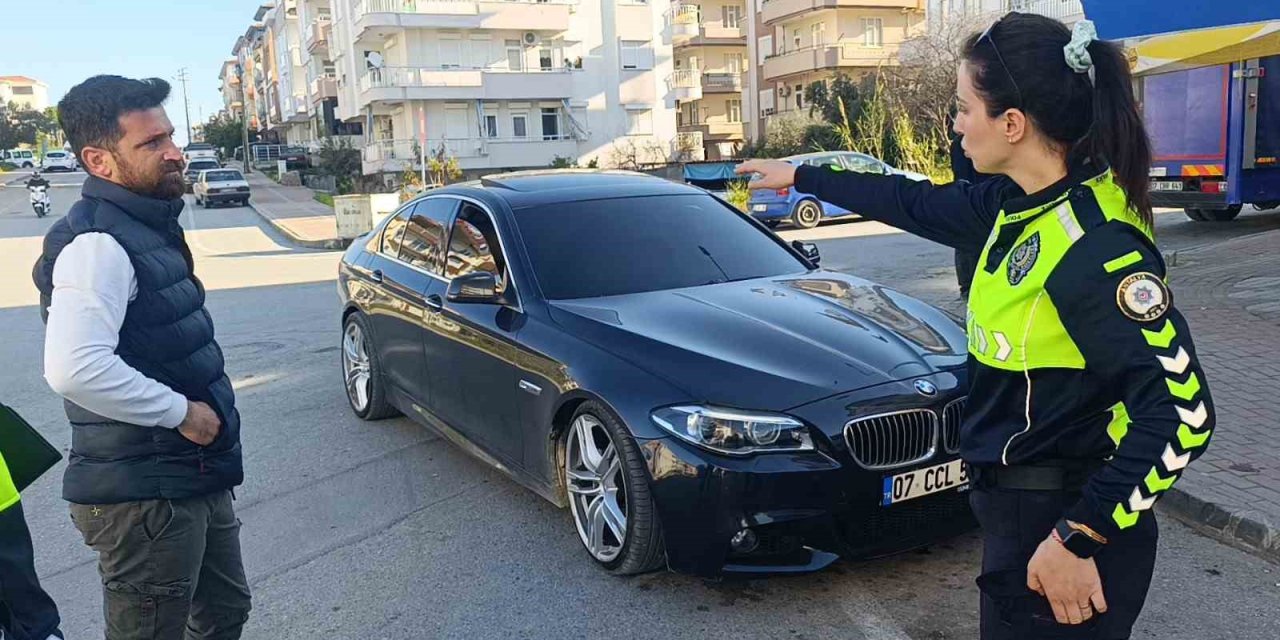 Manavgat’ta Park Halindeki Otomobile Çarpan Motosikletli Yaralandı