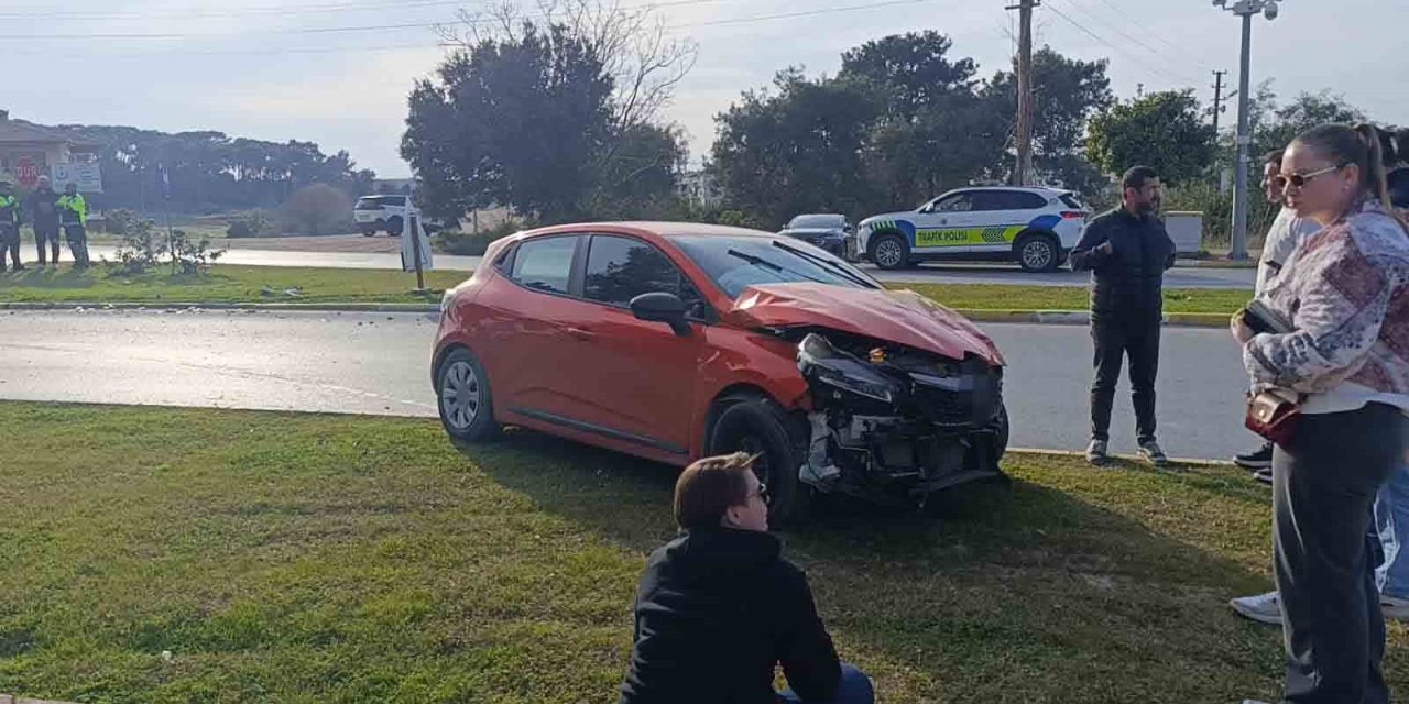 Manavgat’ta Otomobiller Çarpıştı: 2 Kişi Yaralı