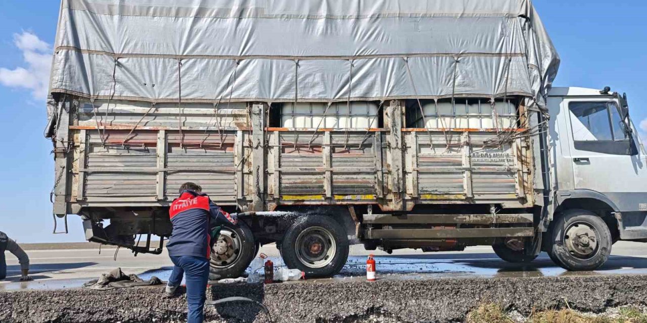 Sıkışan Balata Kamyonun Lastiğini Yaktı