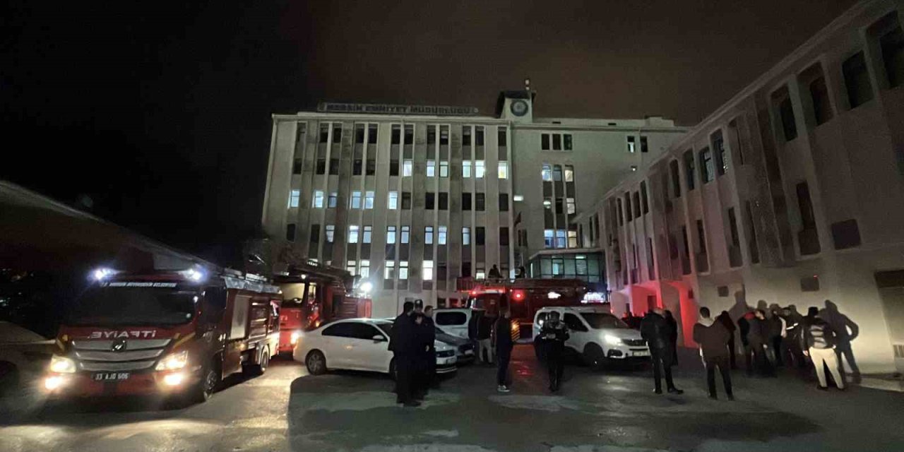 Mersin’de Emniyetin Ek Binasında Çıkan Yangın Büyümeden Söndürüldü