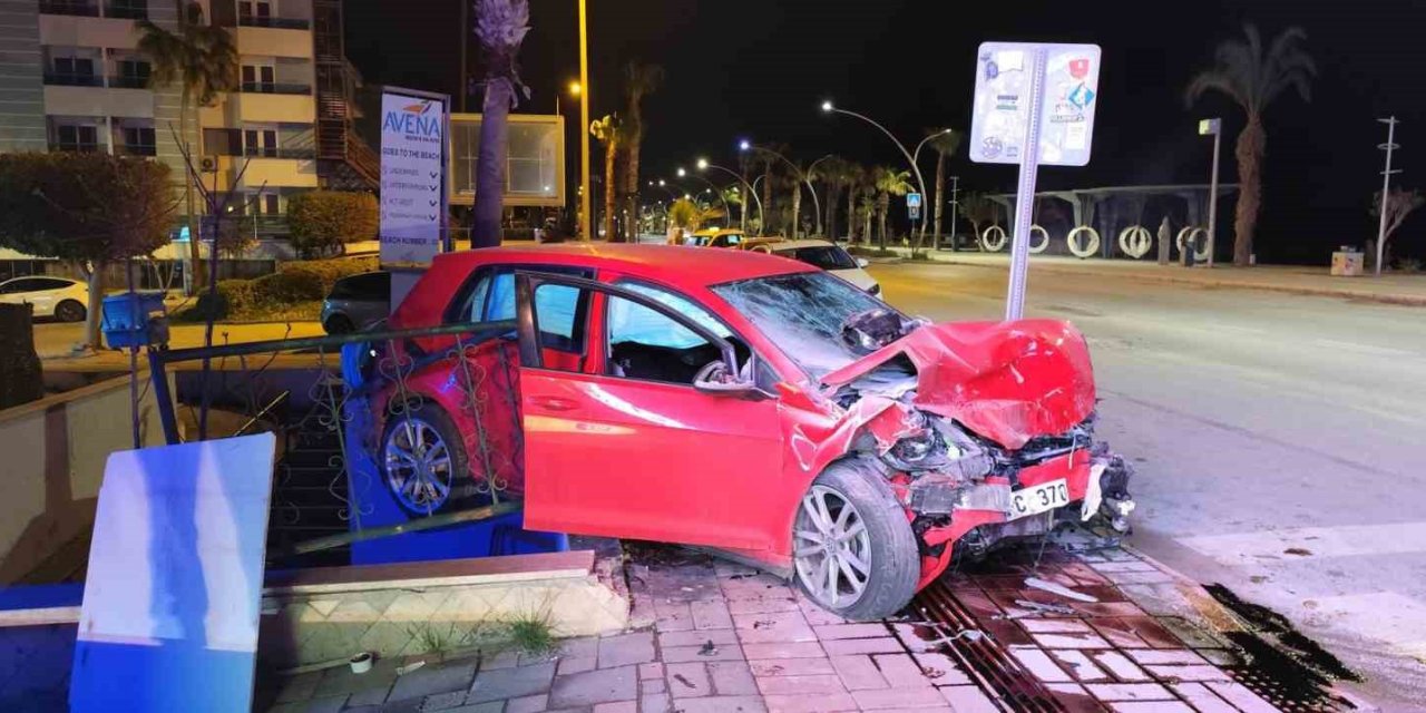 Alanya’da İki Otomobil Çarpıştı: 3 Yaralı