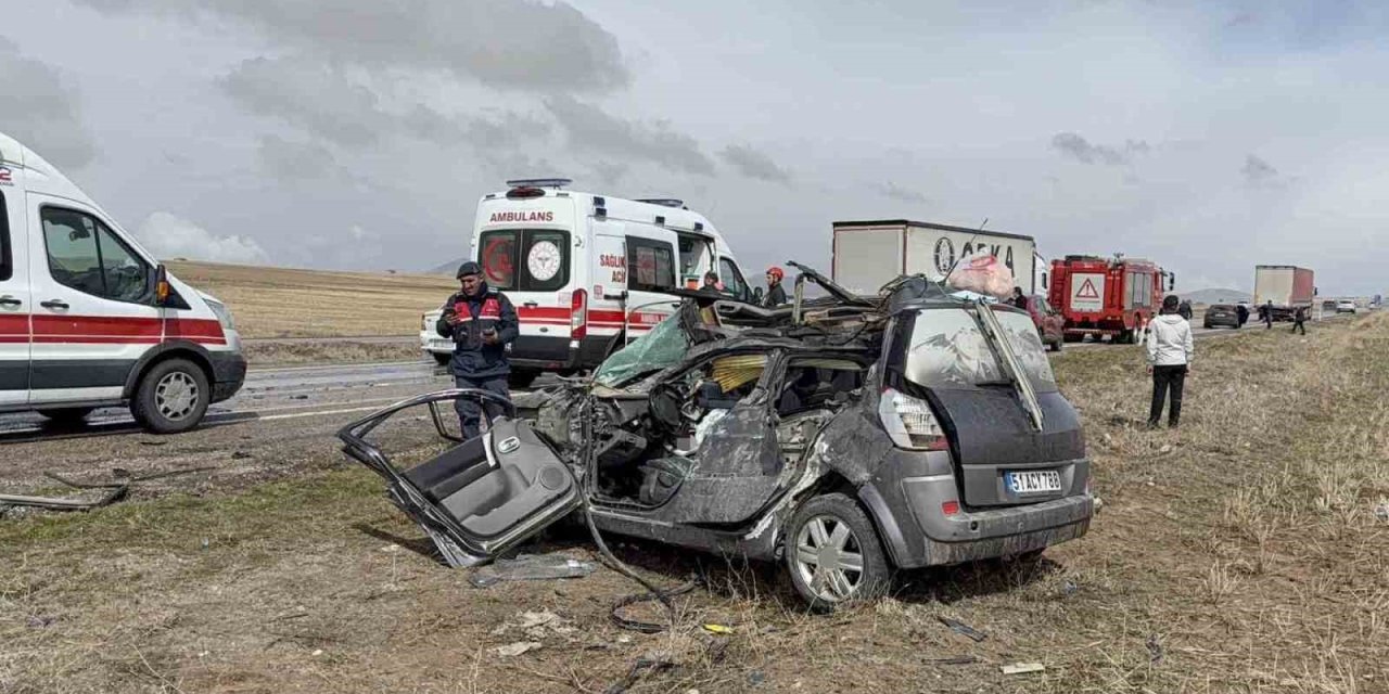 Otomobil Tıra Arkadan Çarptı: 1 Ölü, 3 Yaralı