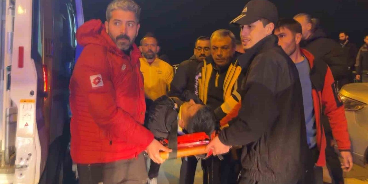 Otomobil Önce Direğe Sonra Duvara Çarptı: 1 Yaralı