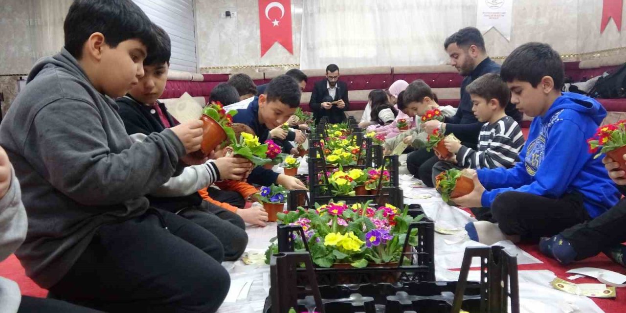 Gönüllere Dokunan İmam: Çocuklarla Hazırladıkları Çiçeklerle Herkesi Camiye Davet Ediyor