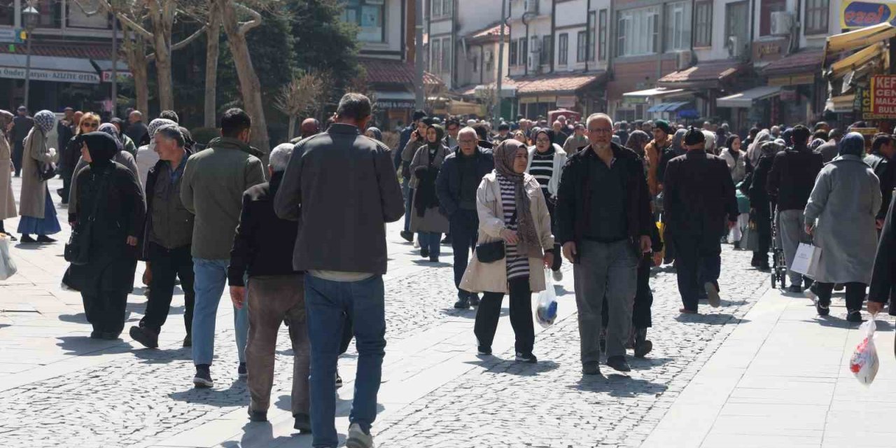 Konya’nın Tarihi Bedesten Çarşısı’nda Bayram Yoğunluğu