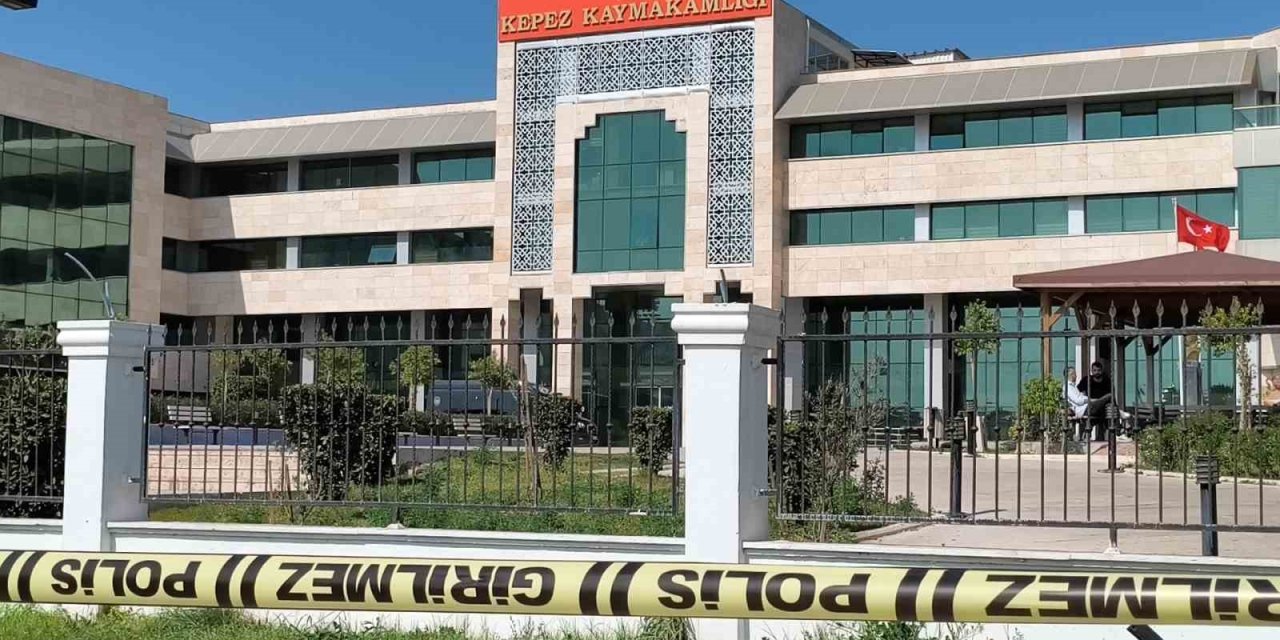 Antalya’da Kaymakamlık Binasında Ateş Açtı, Kendisini Odaya Kilitledi