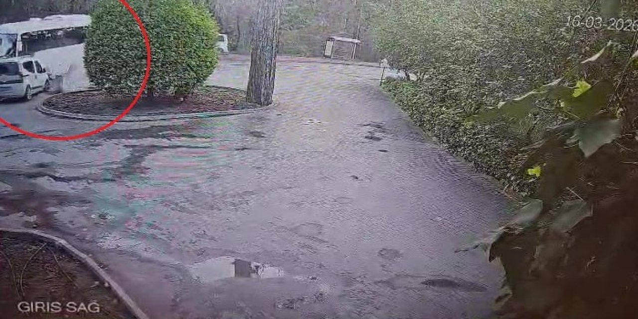 Manavgat’ta Servis Otobüsü İle Hafif Ticari Araç Çarpıştı