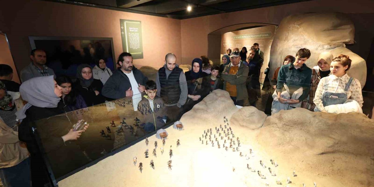 Siyer Sergisi Ve Mukaddes Emanetler Sergisi Kadir Gecesi’nde Doldu Taştı