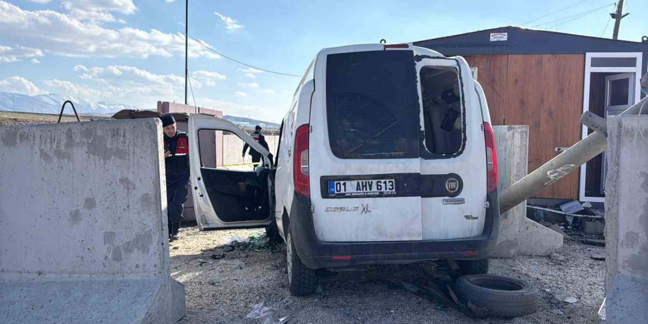 Jandarma Uygulama Noktasında Bariyere Çarpan Sürücü Hayatını Kaybetti