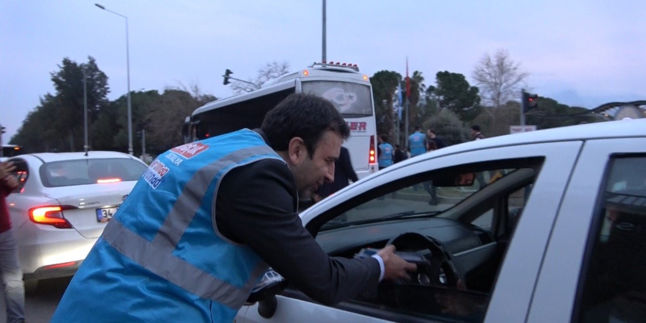 Antalya’da Trafikte Kalan Vatandaşlara "iftara 5 Kala" Sürprizi