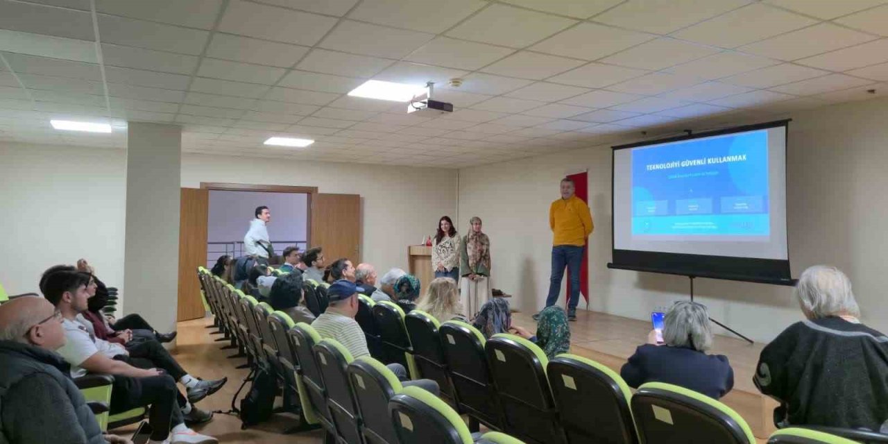 Huzurevi Sakinlerine Güvenli Teknoloji Eğitimi Verildi