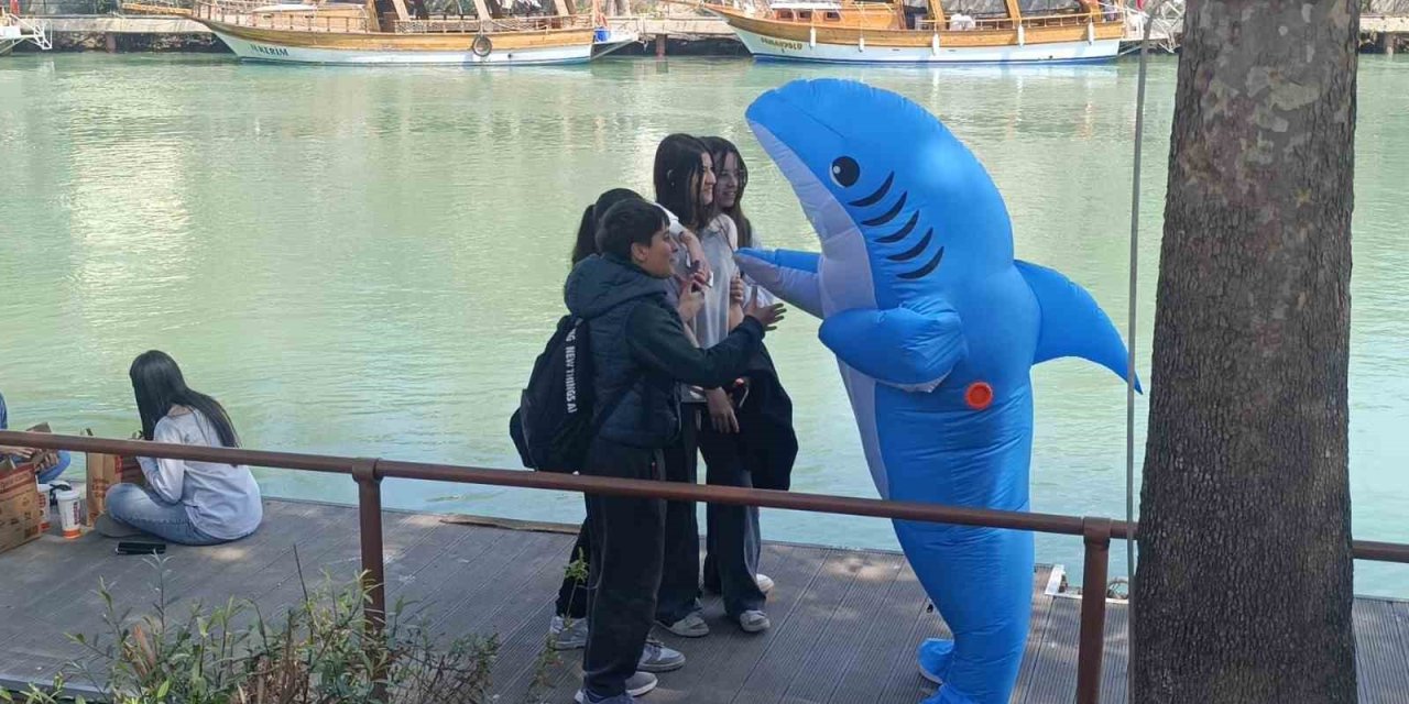 Vatandaşları Eğlendirmek İçin Köpek Balığı Kostümüyle Manavgat Sokaklarında Dolaşıyor