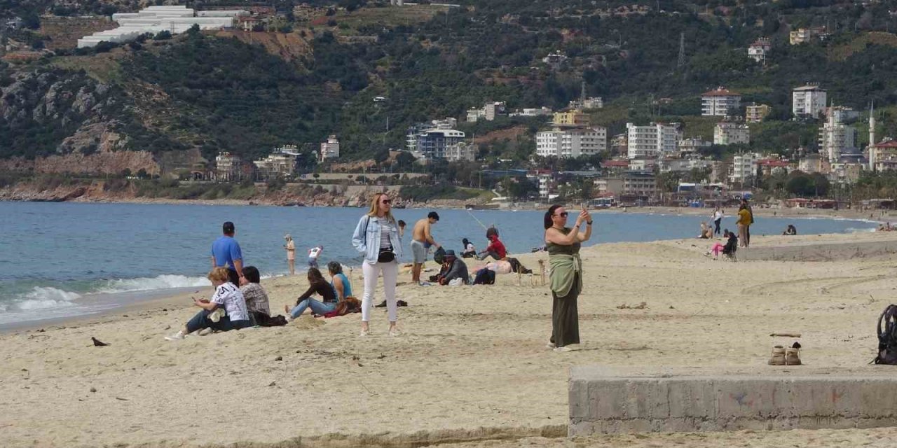 Alanya’da Bayram Arifesinde Hava Sıcaklığı 20 Dereceye Ulaştı, Tatilciler Soluğu Sahilde Aldı