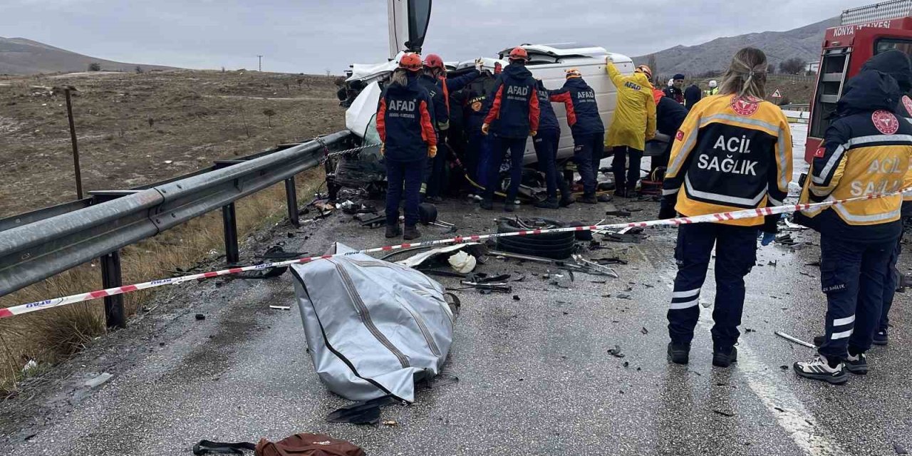 Otomobil Hafif Ticari Araçla Çarpıştı: Baba Oğul Öldü, 4 Kişi Yaralandı