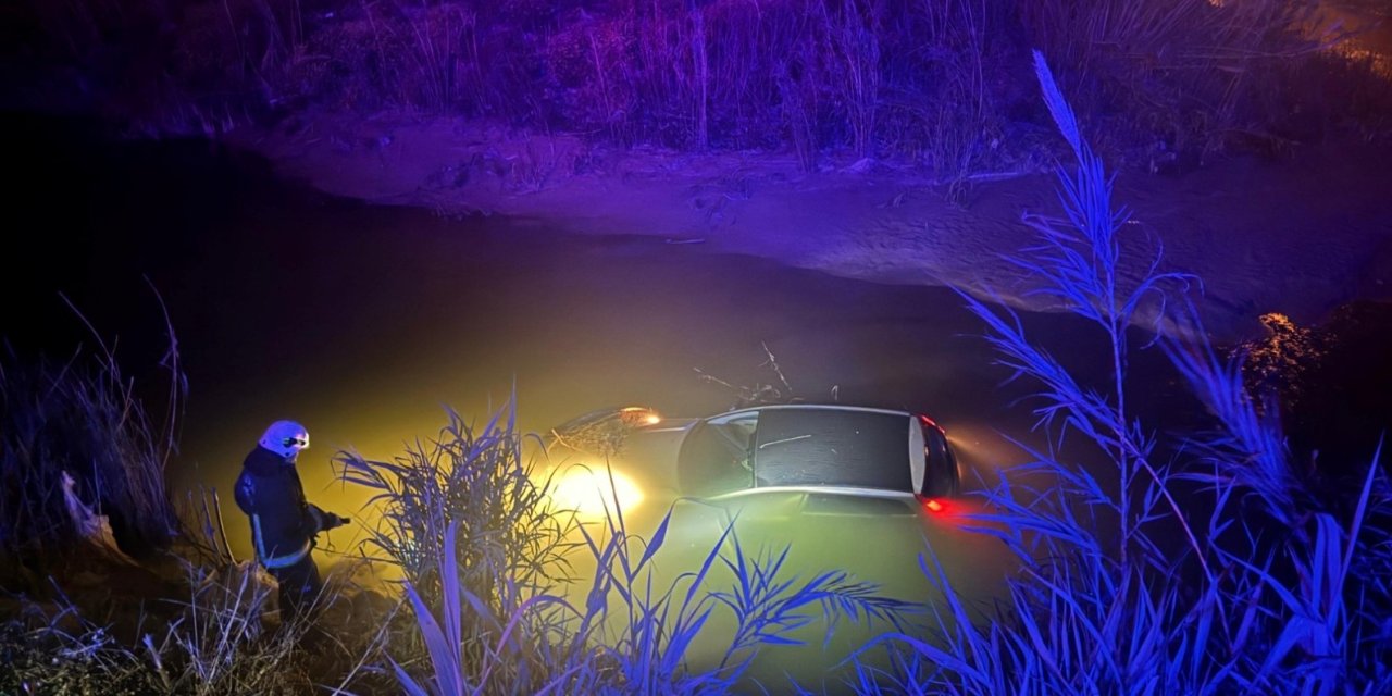 Seyir Halindeki Otomobil Dereye Uçtu, Sürücü Yaralandı