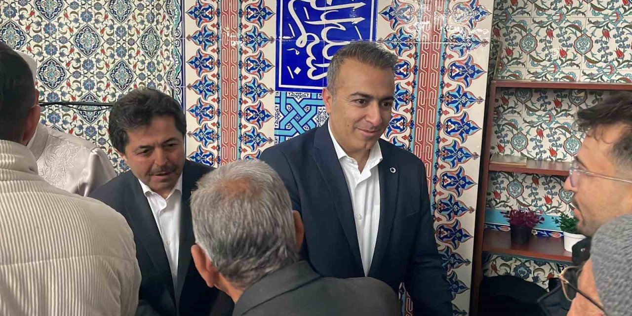 Vali Çiçek Ve Protokol Üyeleri Namaz Sonrası Vatandaşlarla Bayramlaştı