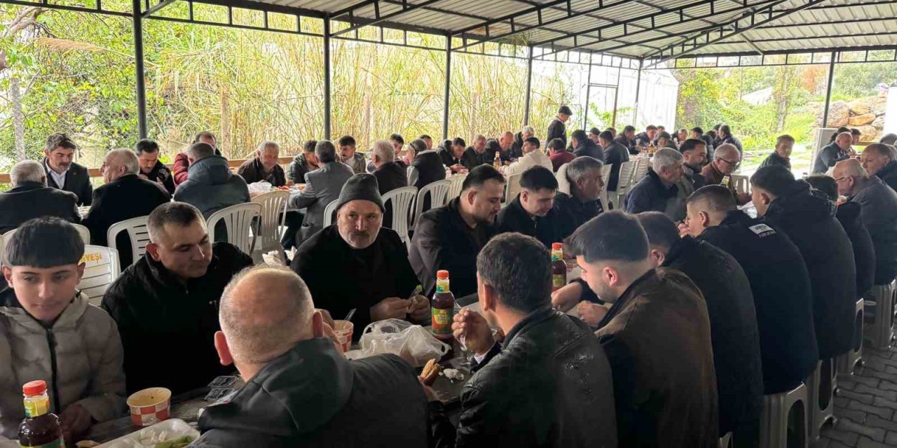 Gelenek Sürüyor: Tüm Mahalle Bir Araya Gelerek Bayramı Kutladı