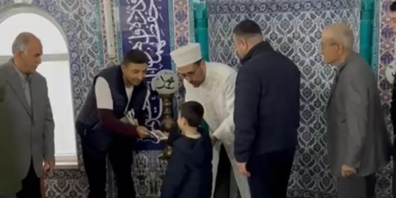 Anamur’da Bayram Namazı Sonrası Çocuklara Harçlık Dağıtıldı