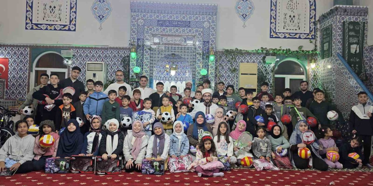 Camiye Gelen Çocuklar Çifte Bayram Yaptı