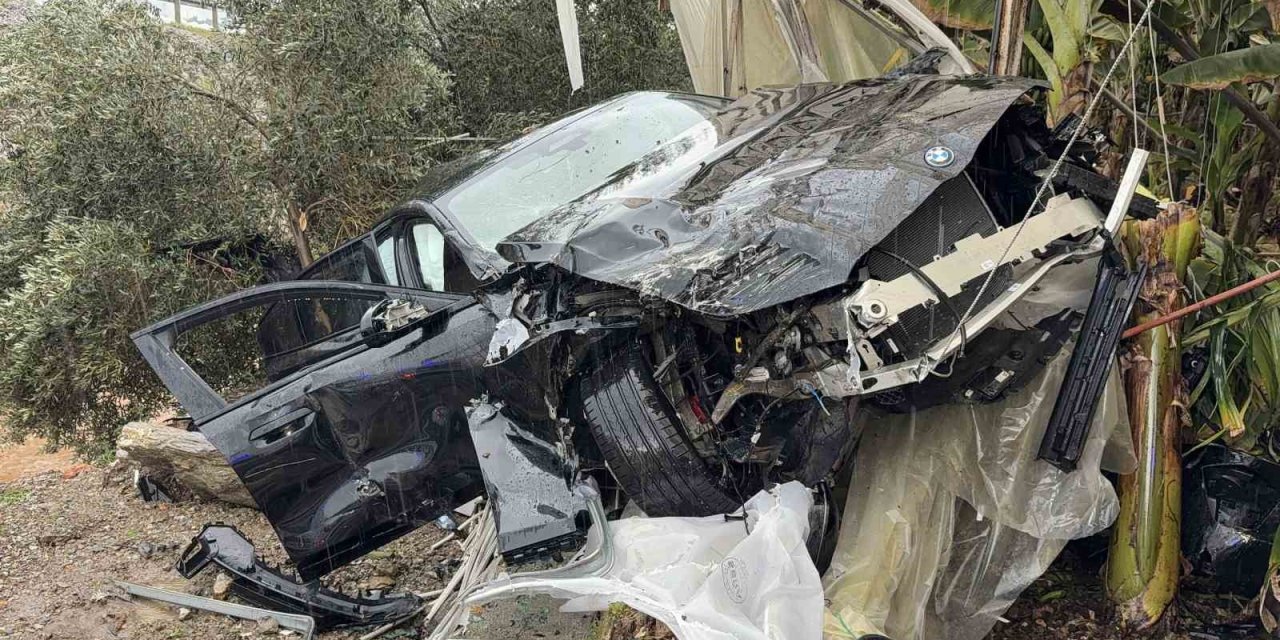 Lüks Otomobil Seraya Daldı Aynı Noktada 3 Günde İkinci Kaza: 4 Yaralı