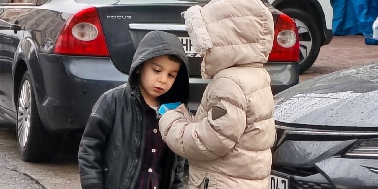 Bayram Namazında Çocuklara Harçlık Sürprizi