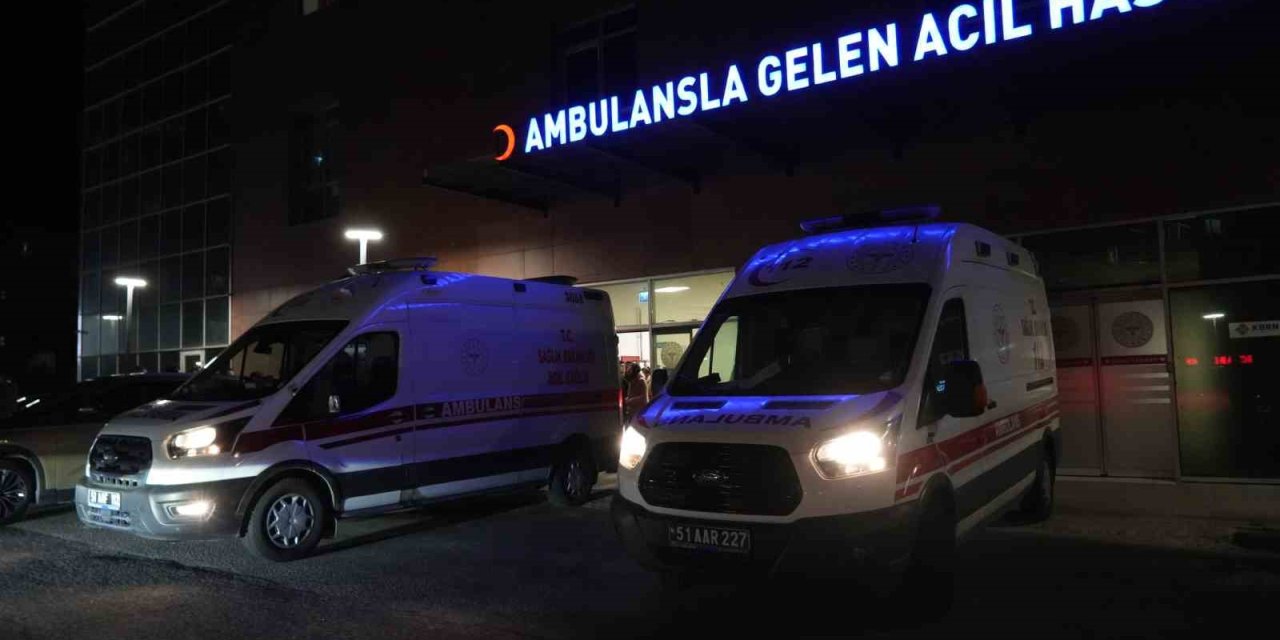 Niğde’de Kontrolden Çıkan Otomobil Elektrik Direğine Çarptı: 1 Ölü, 1 Yaralı