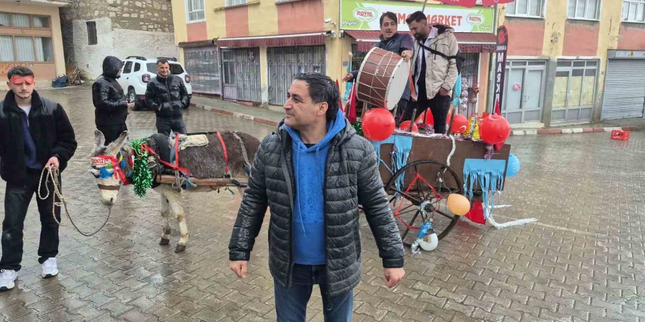 Davulcular Bahşişi Süslenen Eşek Arabasıyla Topluyor